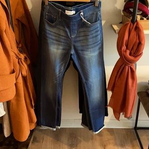 Denim with stretch all over fit a comfortable, contouring fit.